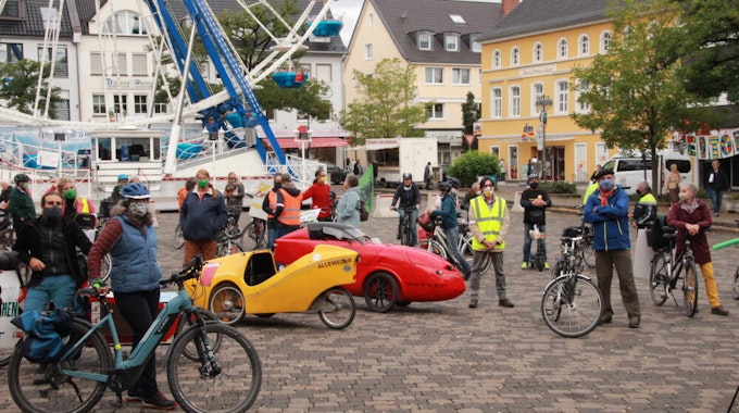 Rund 80 Demonstranten sind am globalen Klima-Aktionstag mit ihren Fahrrädern auf den Eitorfer Markt gekommen.