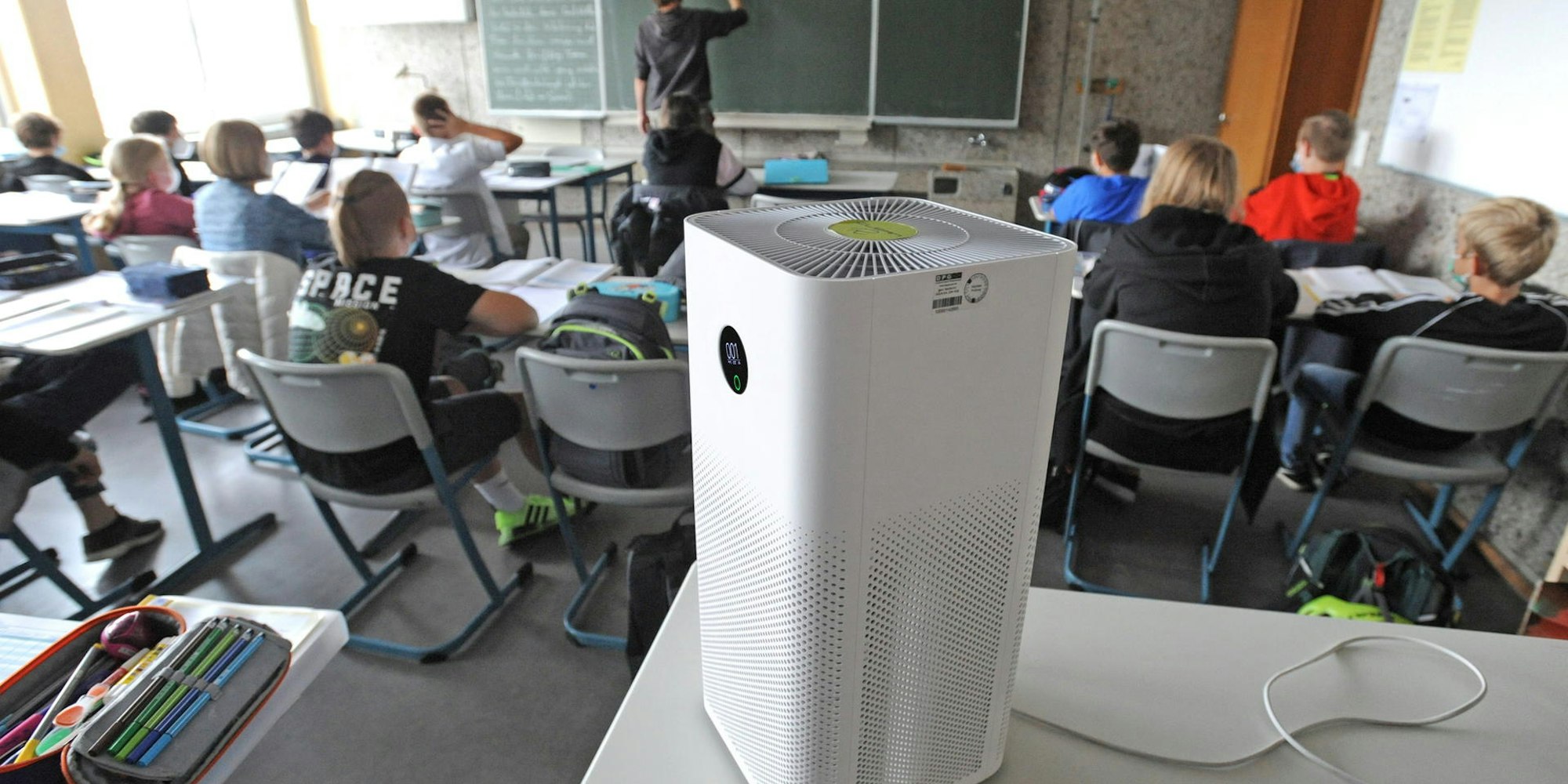 Das Amt für Bildung und Sport hat 45 Luftreinigungsgeräte für Klassenzimmer wie hier im Gymnasium angeschafft.