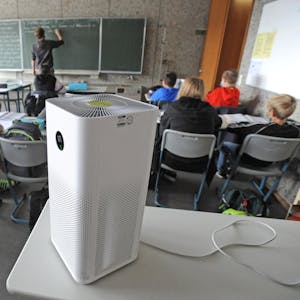Das Amt für Bildung und Sport hat 45 Luftreinigungsgeräte für Klassenzimmer wie hier im Gymnasium angeschafft.