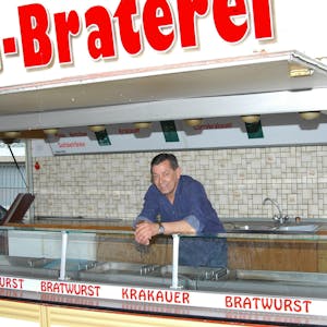 Ralf Jäger-Vosen im Imbisswagen vor seinem Firmensitz im Pescher Gewerbegebiet