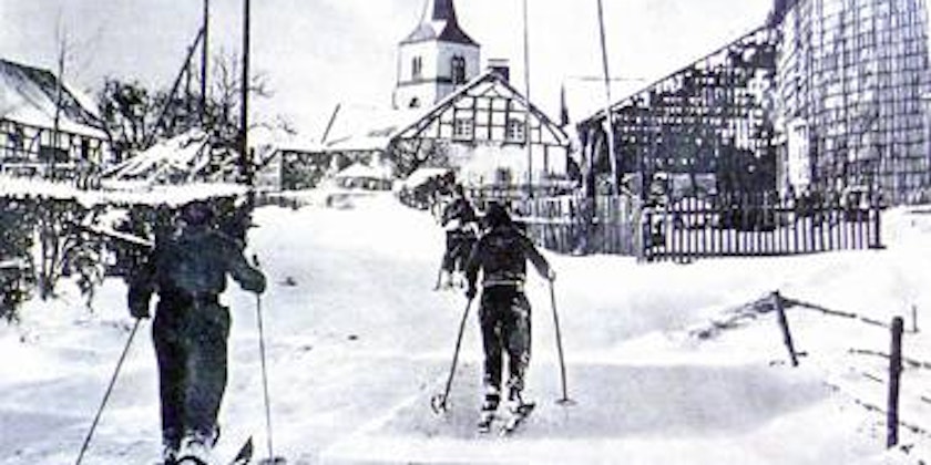Skier gehörten im Hellenthaler Höhengebiet immer schon zum gängigen Fortbewegungsmittel. Früher trugen die Postboten sogar auf Skiern die Briefe aus. (Repro: Klinkhammer)
