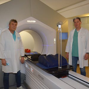Das hochmoderne System haben Björn Pandikow (l.) und Chefarzt Dr. Peter Vacha seit einigen Wochen im Einsatz.