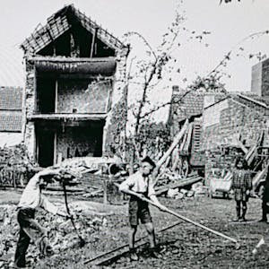 Das Foto zeigt Aufräumarbeiten auf der Keldenicher Straße in Wesseling nach einem Bombenangriff. In dem Haus kamen fünf Menschen ums Leben.