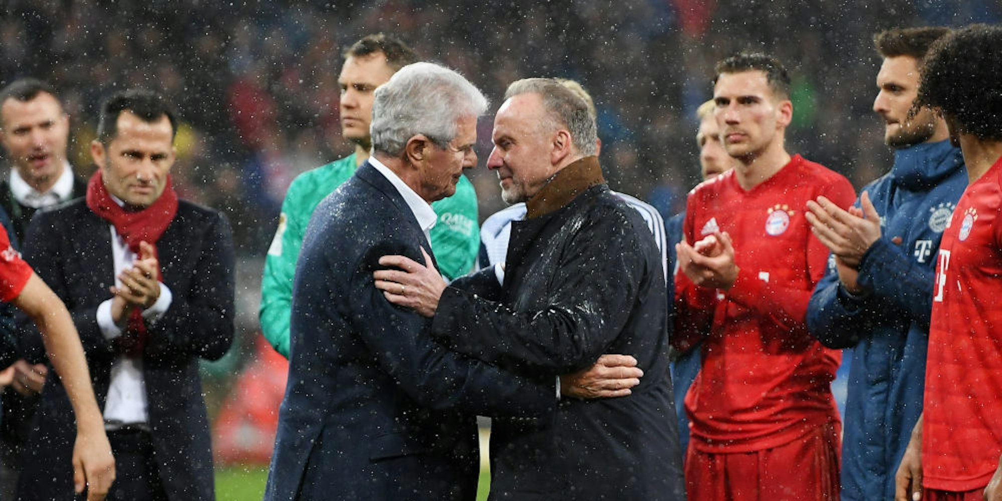 Zeichen der Solidarität: Karl-Heinz Rummenigge und Spieler des FC Bayern mit Hoffenheim-Mäzen Dietmar Hopp