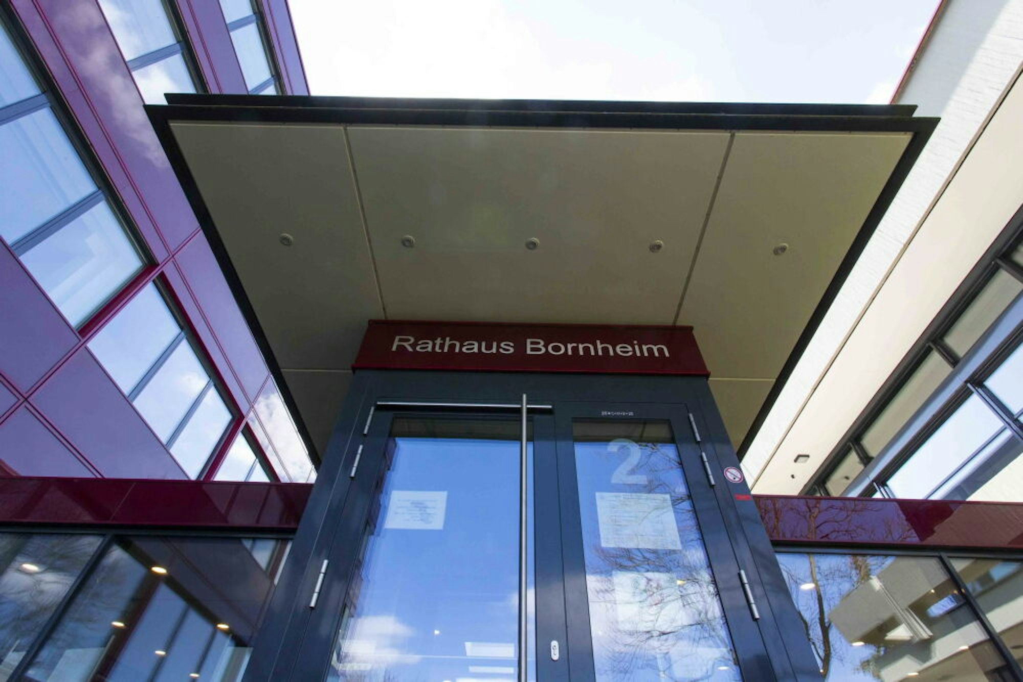 Einen gläsernen Aufzug soll das Bornheimer Rathaus bekommen, ebenso eine neue Außentreppe und Brandschutztüren.