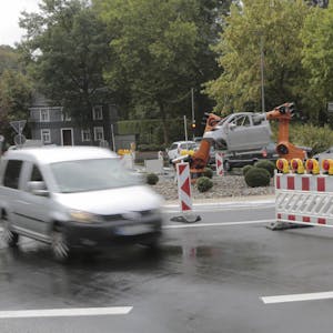 Am sogenannten „Aldi-Kreisel“ wurden Sperrbaken aufgestellt – das soll den Verkehrsfluss auf der Gladbacher Straße, Lenneper Straße und der Westtagente beschleunigen.