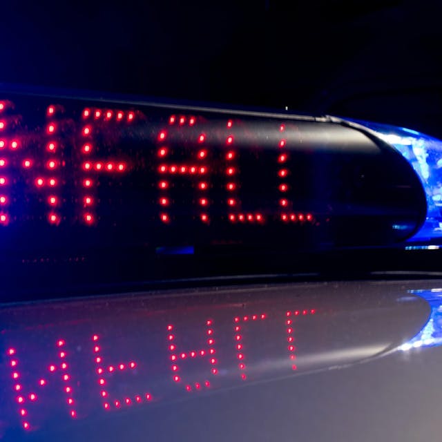 Am Montag prallte am Stauende an der Anschlussstelle Klettenberg ein Autofahrer  in einem als gestohlen gemeldeten Ford Fiesta auf das Heck eines Sattelzugs. (Symbolbild)