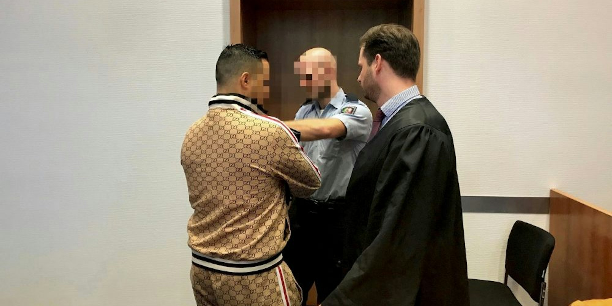 Im goldfarbenen Trainingsanzug und mit Handschellen kam der Angeklagte in den Sitzungssaal des Landgerichts.