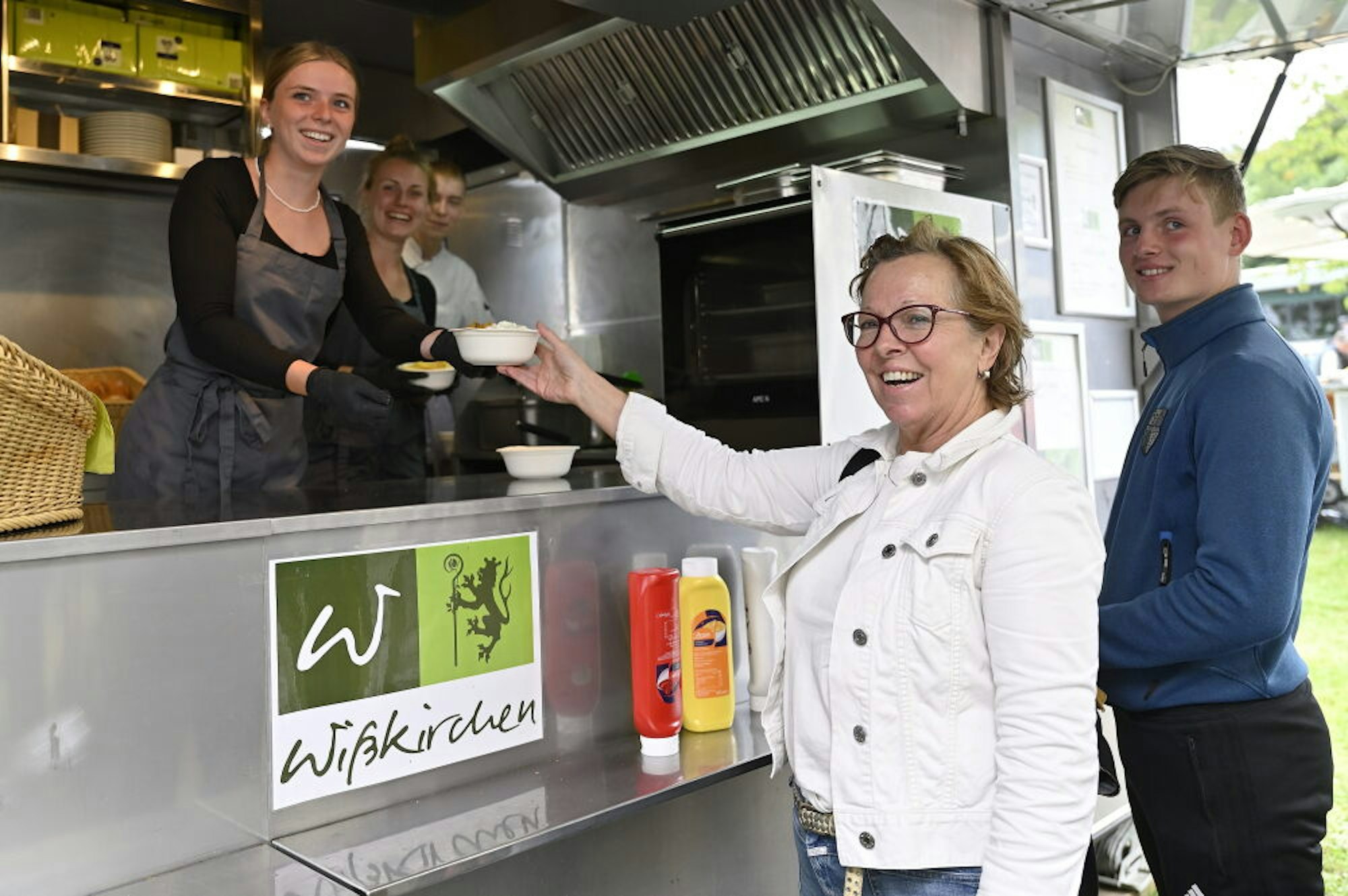Für die Verköstigung zwischen den Dressurwettbewerben sorgten Gastronom Markus Wißkirchen (r.u.) und sein Team, unterstützt von den Mitarbeitern des Altenberger Hofs.