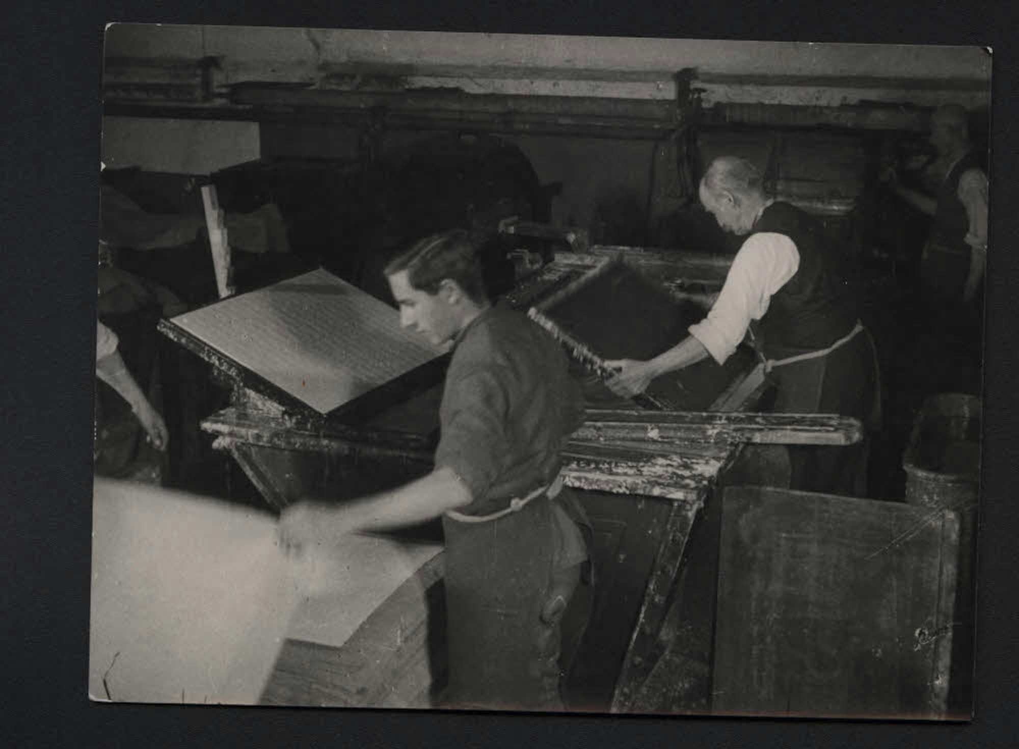 Papierschöpfer bei der Arbeit: Lange waren handgeschöpfte Bögen die Spezialität von Zanders, auch nach Einführung der Maschinen.