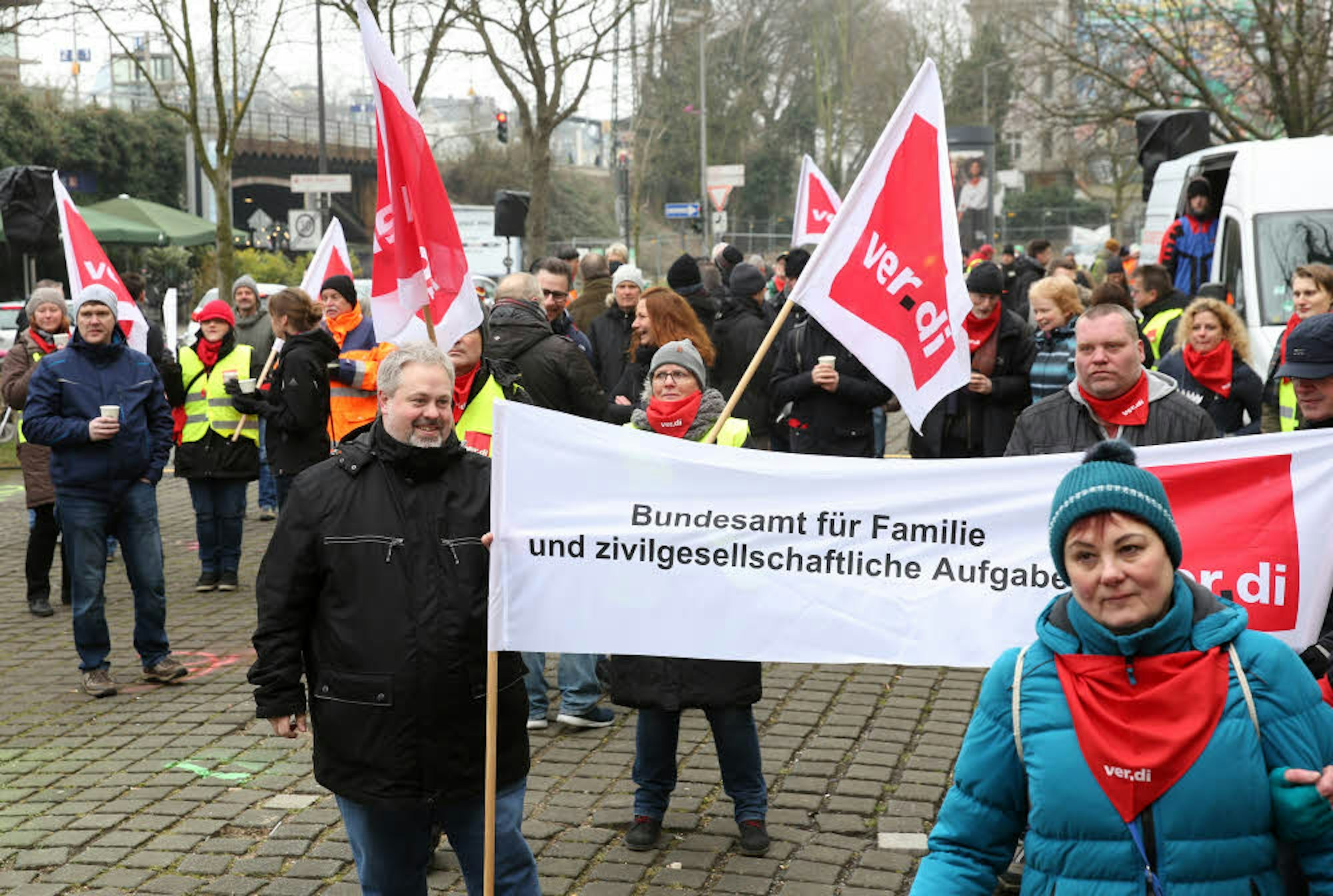 Warnstreik für bessere Gehälter am Hans-Böckler-Platz – und mehr Radler als sonst am Tag des Warnstreiks