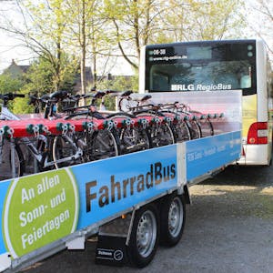 Ein Anhänger für die Zweiräder wird an einen Bus gehängt – fertig ist der Fahrradbus.