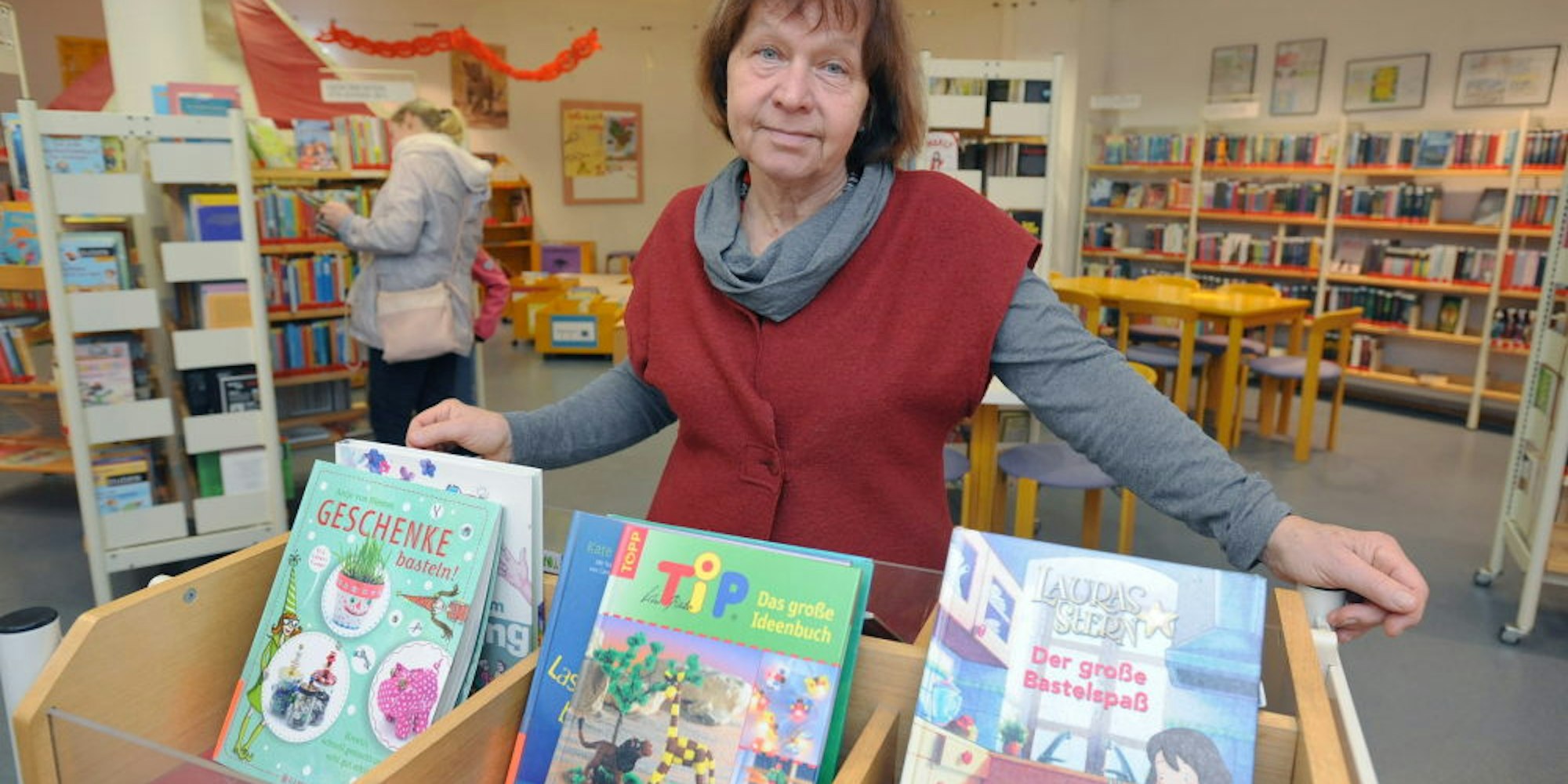 Eva Scholand ist die Vorsitzende des Fördervereins der Stadtbücherei Burscheid. Der Verein erhielt ein Erbe, das für die konzeptionelle Neuausrichtung verwendet werden soll.