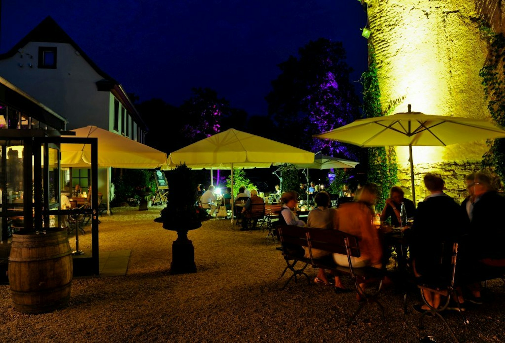 Auf dem Gelände der Burg Flamersheim liegen auch das Gourmet-Restaurant „Bembergs Häuschen“.