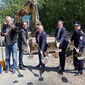 Zu den schönsten Amtshandlungen von Bürgermeistern zählen Spatenstiche: Jörg Weigt (M.) im Mai 2018 an der Baustelle für das neue Feuerwehr-Gebäude in Steinenbrück.
