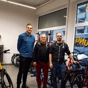 Sie freuen sich, dass es los geht: Fabian Gehrmann (v.l.) vom Verein In Via, Roland Neuschil, Leiter der Radstation Köln, und Niklas Leuschner, Leiter der Radwerkstatt am Südbahnhof.