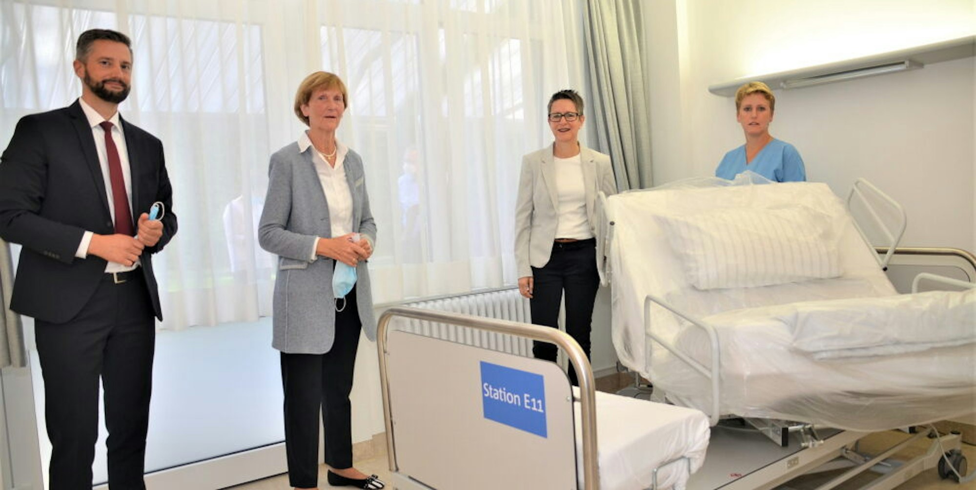 Waldbröl: Krankenhauschef Sascha Klein (v.l.), Monika Höfer (Förderverein), Chefärztin Dr. Ute Becker und Stationsleiterin Nicole Schrade bei der Einweihung neuer Palliativzimmer 2020.