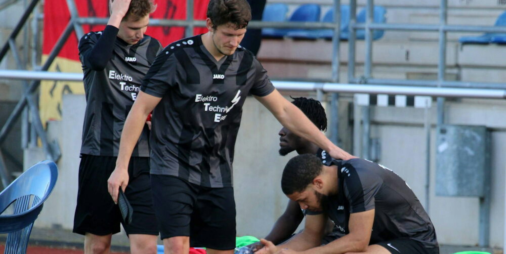 Betroffenheit herrschte bereits nach der Niederlage gegen Eilendorf. Sandro Braun tröstet Thomas Tamale.