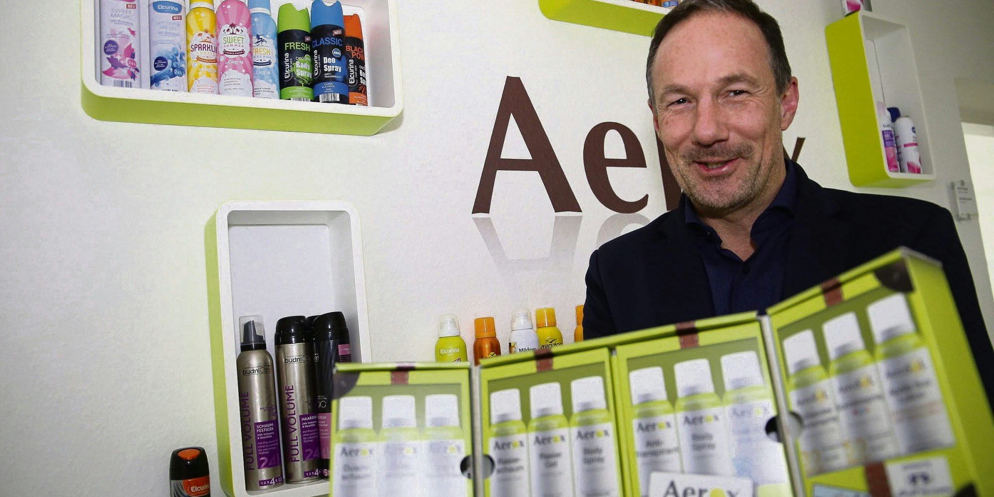 Ingo Freyaldenhoven von der Aerox AG mit einigen seiner Produkte.