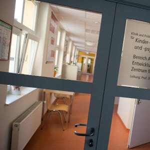 In die Therapie der Kinder werden auch die Eltern eingebunden. Hier die Eingangstür der Klinik und Poliklinik für Kinder- und Jugendpsychiatrie und -psychotherapie, Zentrum für Essstörungen am Universitätsklinikum Carl Gustav Carus in Dresden.