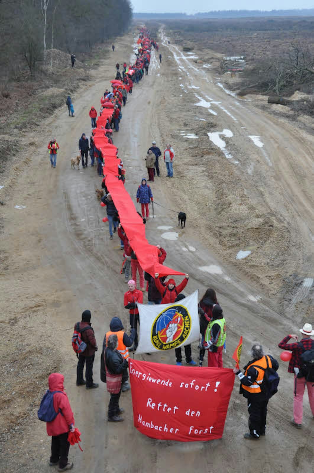 Mit einer Menschenkette bildeten Braunkohlengegner eine zwei Kilometer lange „rote Linie“ als Grenze für den Tagebau.