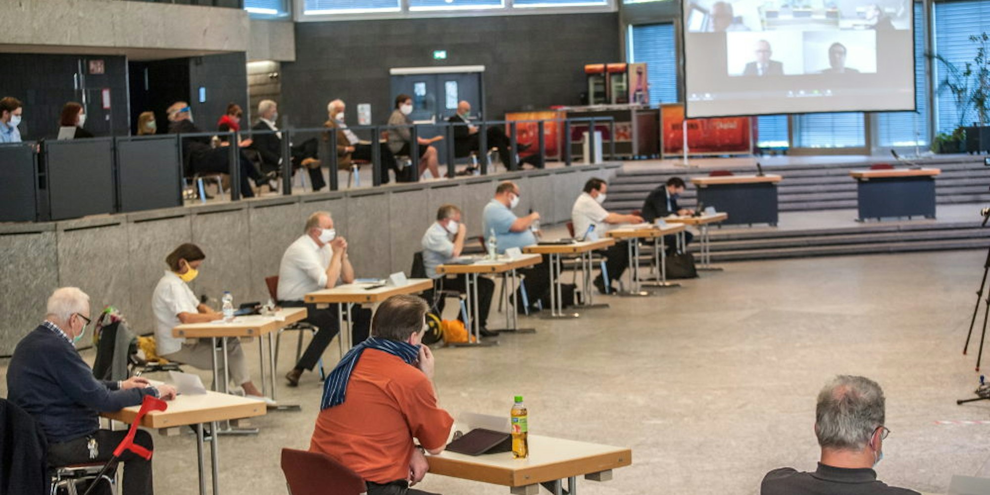Am 23. April tagte als einziges politisches Gremium in Leverkusen der Hauptausschuss einmal im Terrassensaal des Forum – mit reichlich Sicherheitsabstand.
