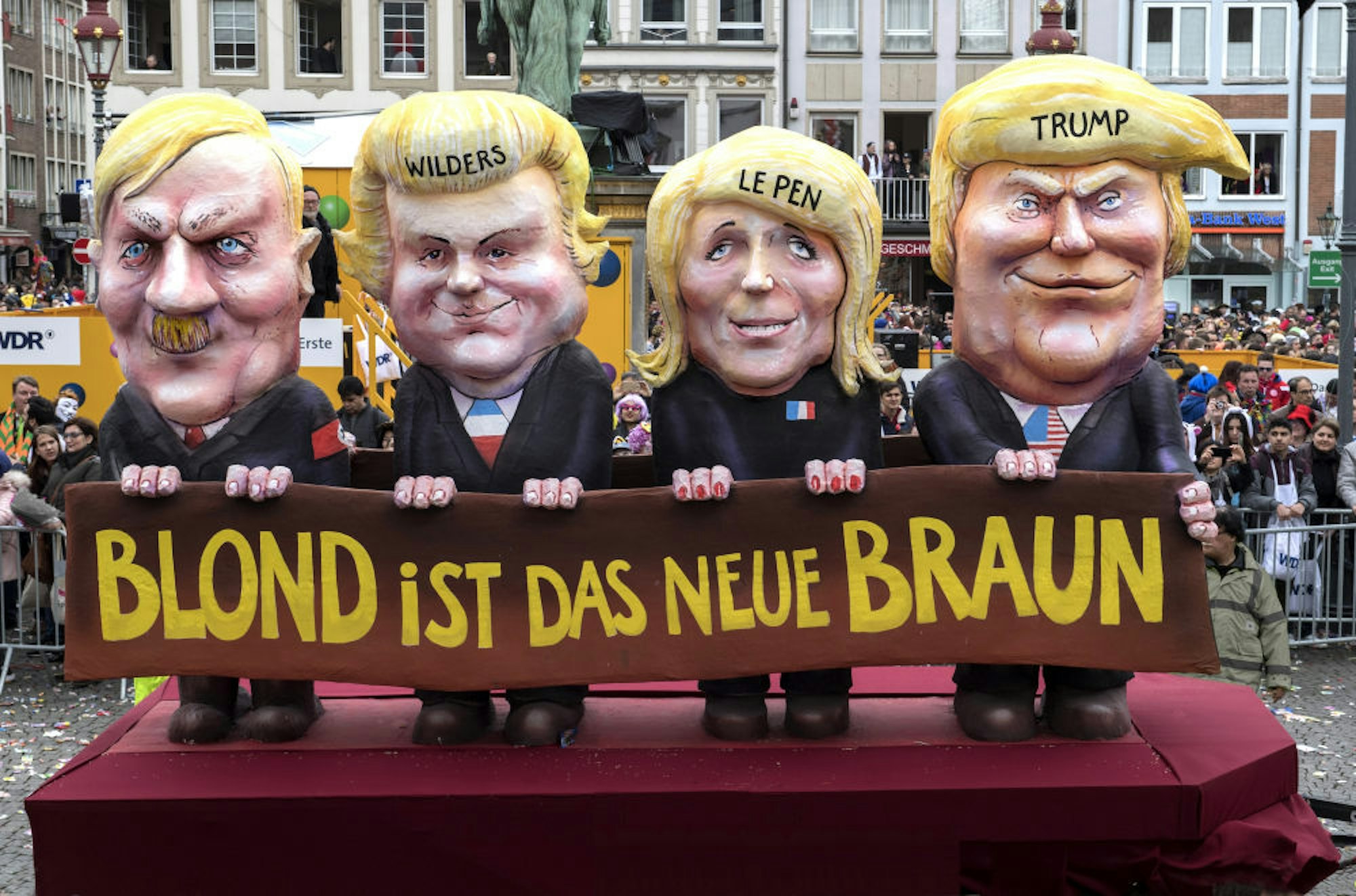 Mit seinen Mottowagen im Düsseldorfer Karneval (hier einer gegen rechte Politiker im Jahr 2017) hat Jacques Tilly sich schon viele Feinde gemacht.