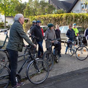 In Rheinbach stellte der ADFC mit seinem verkehrspolitischen Sprecher Dr. Georg Wilmers (rechts) auf einer Besichtigungstour durch die Innenstadt das Konzept der „Blauen Straßen“ vor, dass dem Radverkehr neue Impulse geben soll.