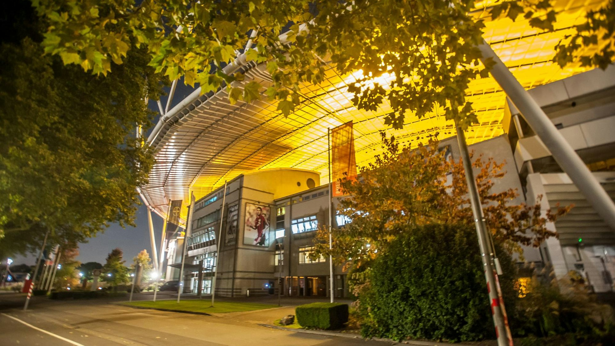 Das Kunststoffdach der Bay-Arena scheint golden zu leuchten. Es wird von unten angestrahlt.