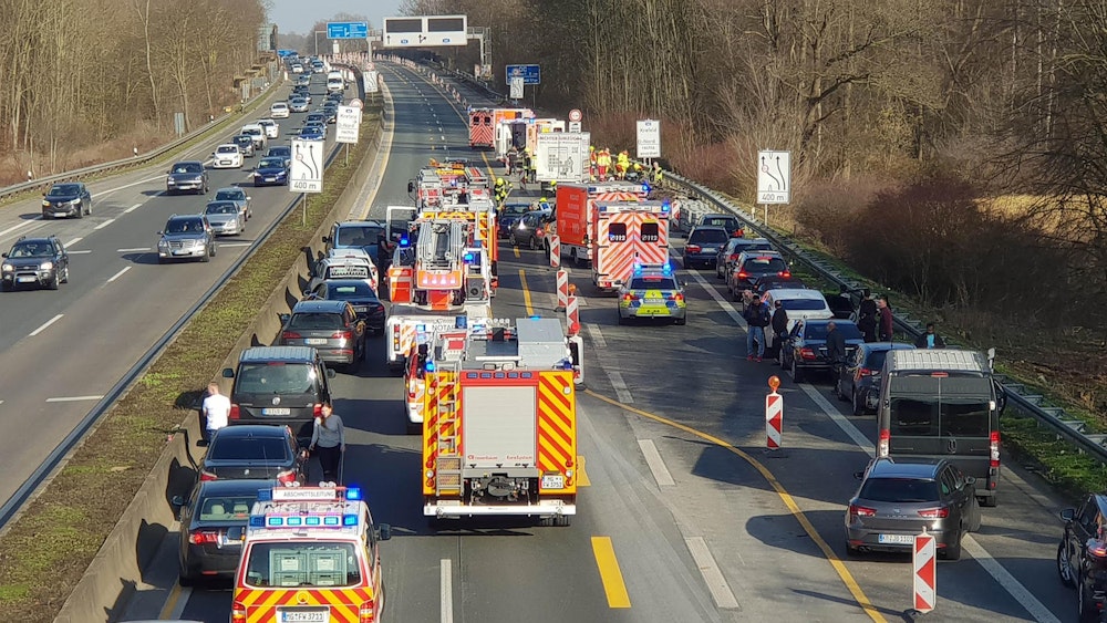 Auf einer Autobahn ist ein Unfall passiert, Fahrzeuge von Feuerwehr, Rettungsdienst und Polizei sind vor Ort.