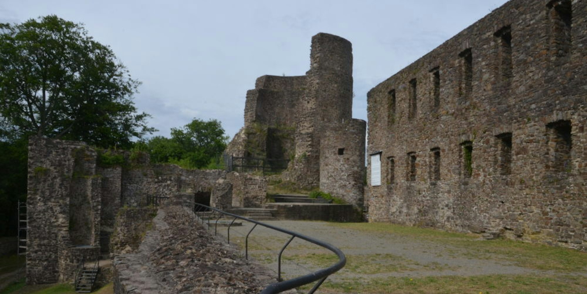 Nur noch die Ruine erinnert an die Burg, die dem Amt Windeck und 1969 der Gemeinde ihren Namen gab.