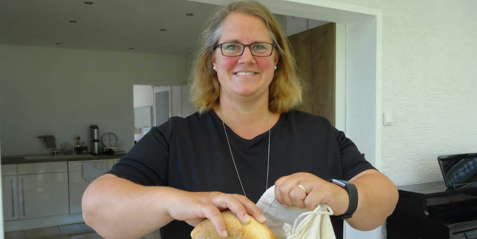 Für den Besuch beim Bäcker nimmt Eva Linden jedes Mal einen Brotbeutel aus Baumwolle mit.