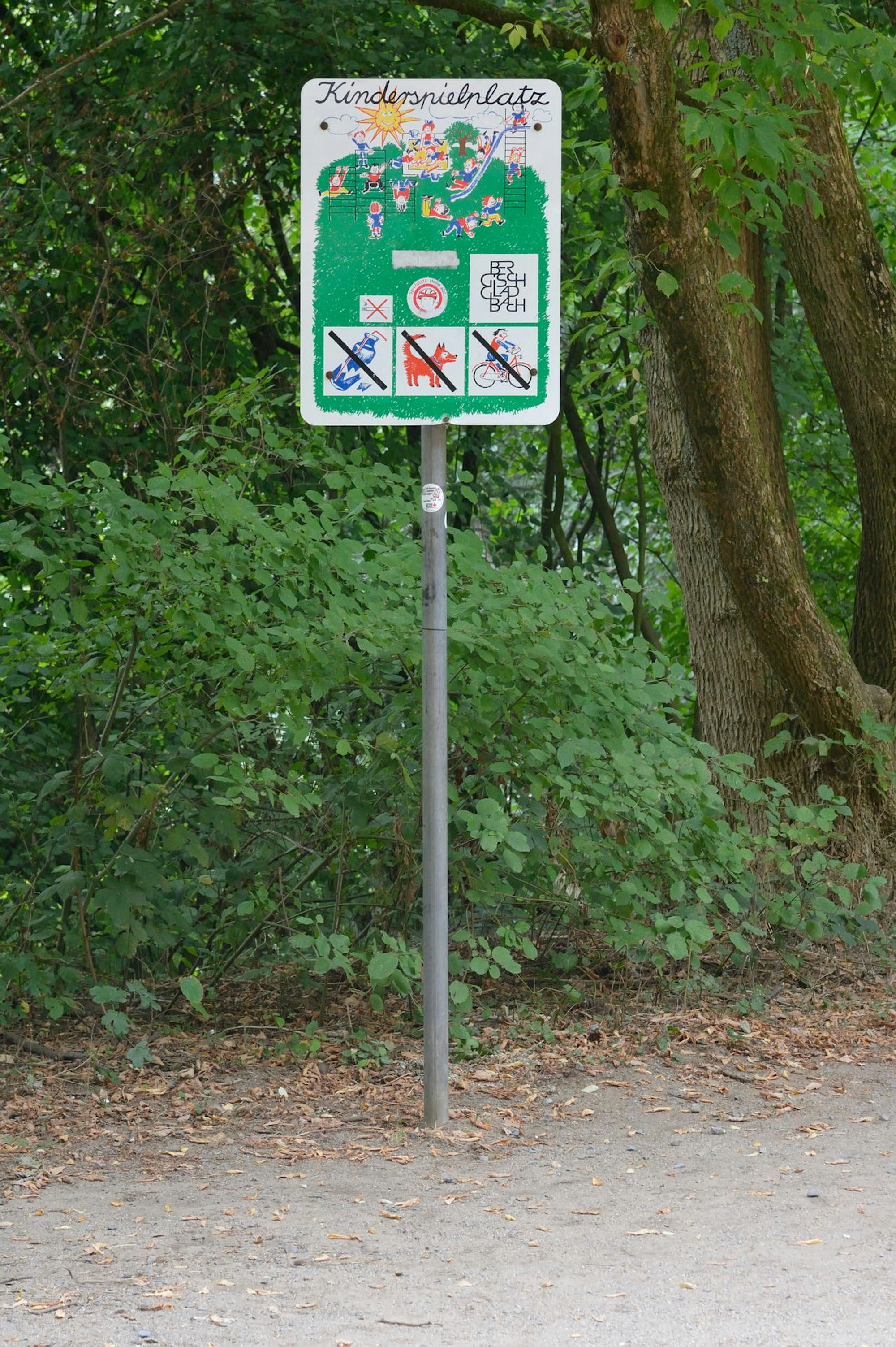 Der TÜV kritisiert, dass das Schild in Richtung Ufer weist.