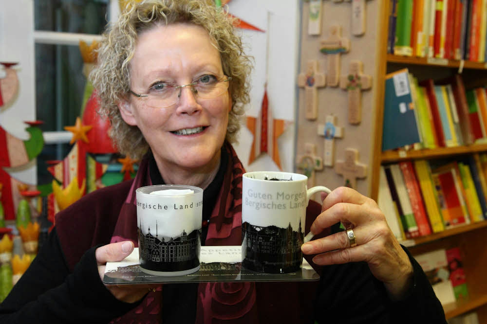 Teelicht und Tasse gehören zu den klassischen Souvenirs im Altenberger-Dom-Laden.