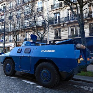 Pariser Polizei sichert Stadt