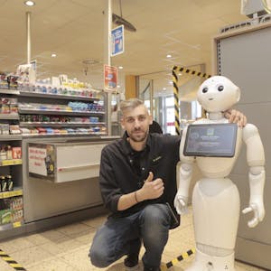 Neu im Team von Juniorchef Marc-Philipp Stöcker im Lindlarer Edeka ist Roboter „Pepper“.