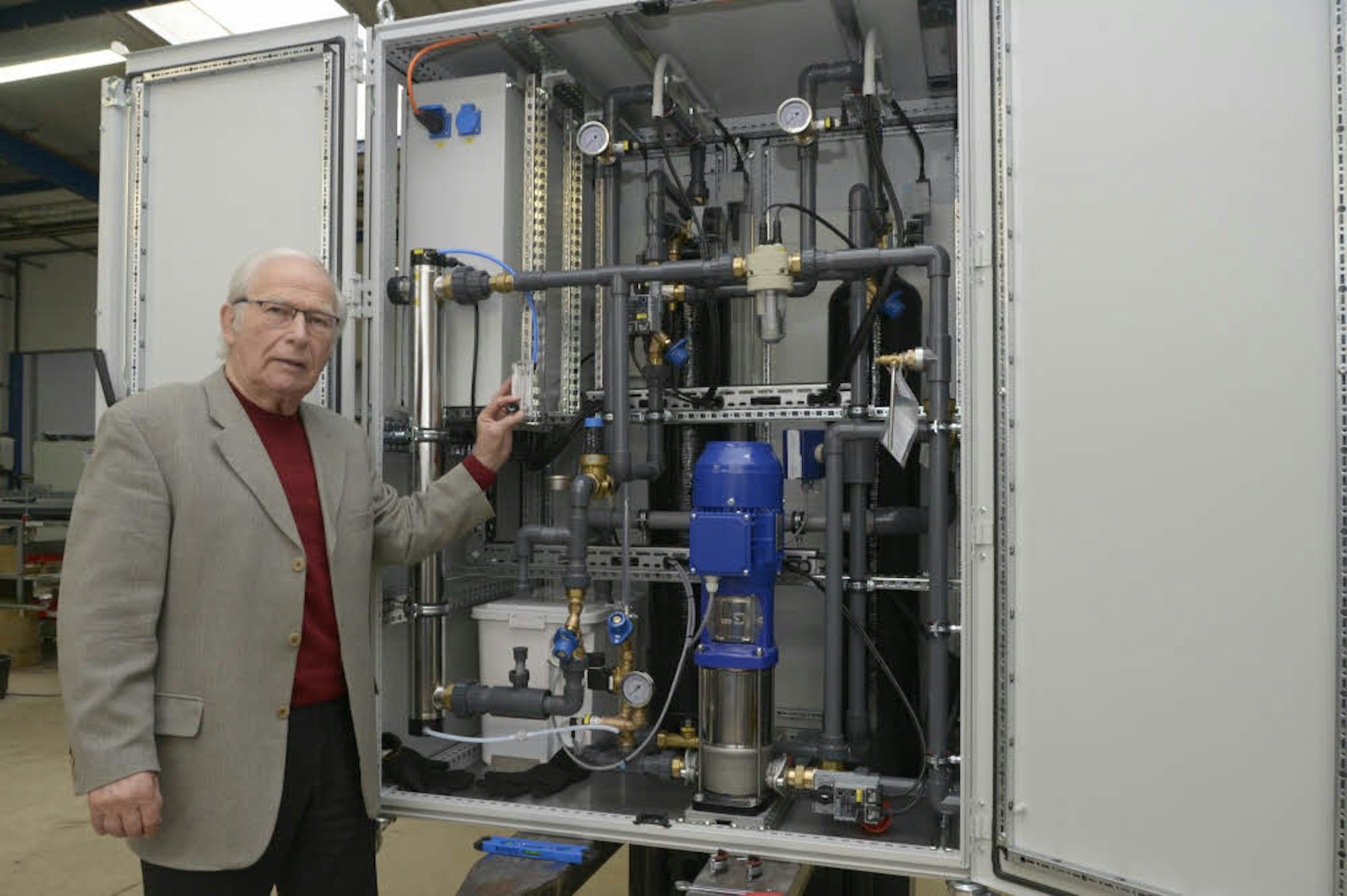 Die neue patentierte Filteranlage mit Ozonierung für Kühlwasserkreisläufe präsentiert Geschäftsführer Wolfgang Oehm.