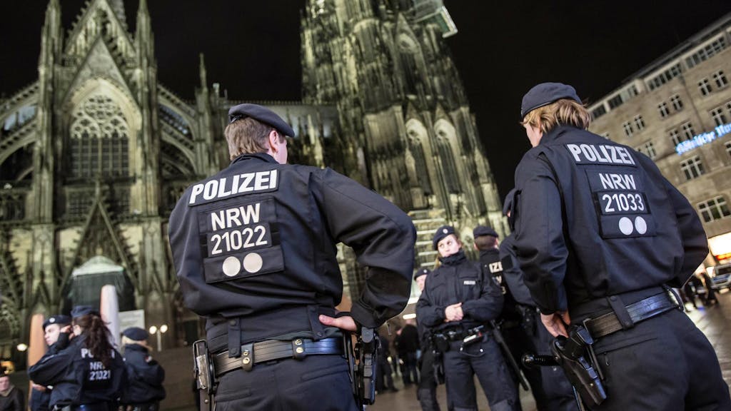 Polizei patrouilliert am Kölner Dom.