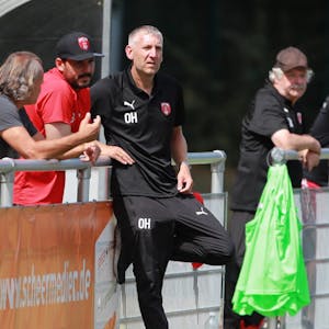 Der Trainer des FC Hürth, Oliver Heitmann, glaubt an einen erfolgreichen Spieltag für den 1. FC Köln. Er tippt auf einen 1:0-Sieg über Hertha BSC.