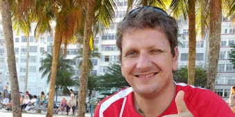 Ein FC-Fan an der Copacabana: Auch zur Olympia bleibt Andreas Nöthen seiner Lieblingssport und seinem Club treu.