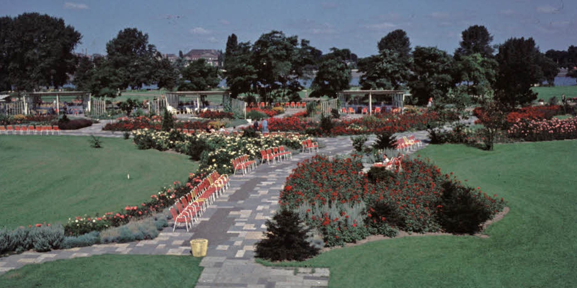 Blick in den „Großen Rosengarten“. Typisch waren die geschwungenen, mit farbigem Beton ausgelegten Wege.
