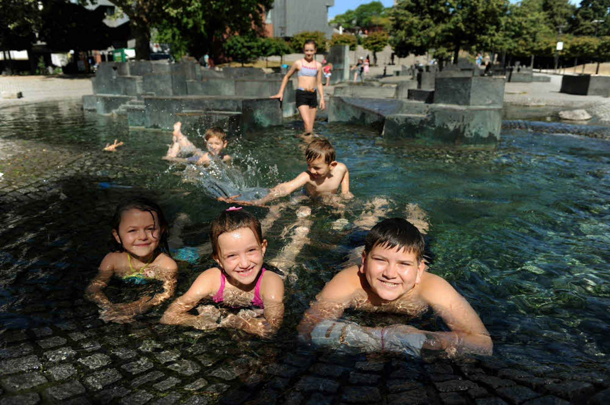 Kinder im Paolozzibrunnen am Rheingarten