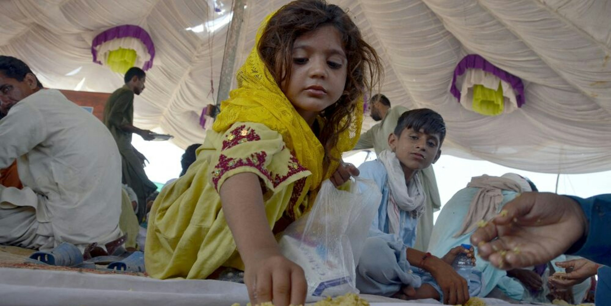 Kinder im Notcamp in Dera Allah Yar in Pakistan