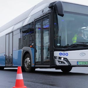 Für eine Woche testweise auf den Straßen des Kreises im Einsatz: ein mit Wasserstoff angetriebener Bus.