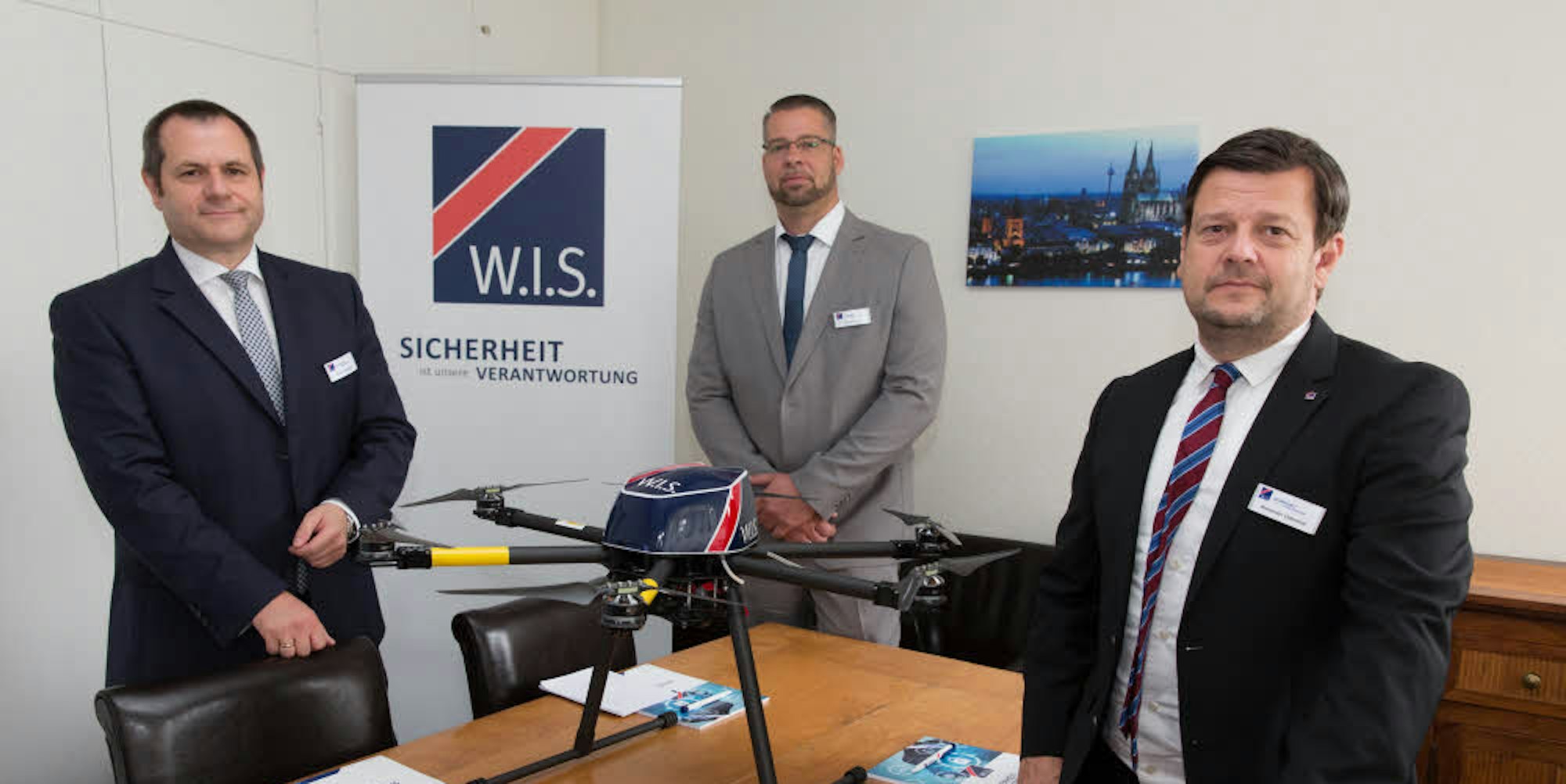 Die neue Niederlassung der W.I.S.-Unternehmensgruppe in Bonn stellten (v.l.) Günter Calaminus, Betriebsleiter Sascha Huwe und Alexander Odenthal, Leiter Technik NRW, vor.