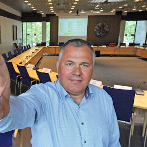 Ampelfarben für Ja- und Nein-Sager: Bürgermeister Frank Steffes im Ratssaal mit dem neuen Abstimmungsgerät.
