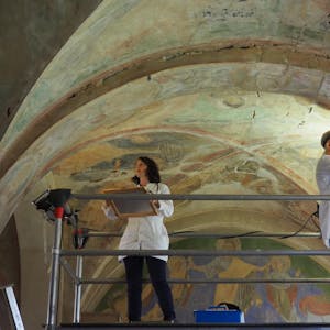 Die Restauratorinnen begutachten das Deckengewölbe des Kapitelsaals aus dem zwölften Jahrhundert.
