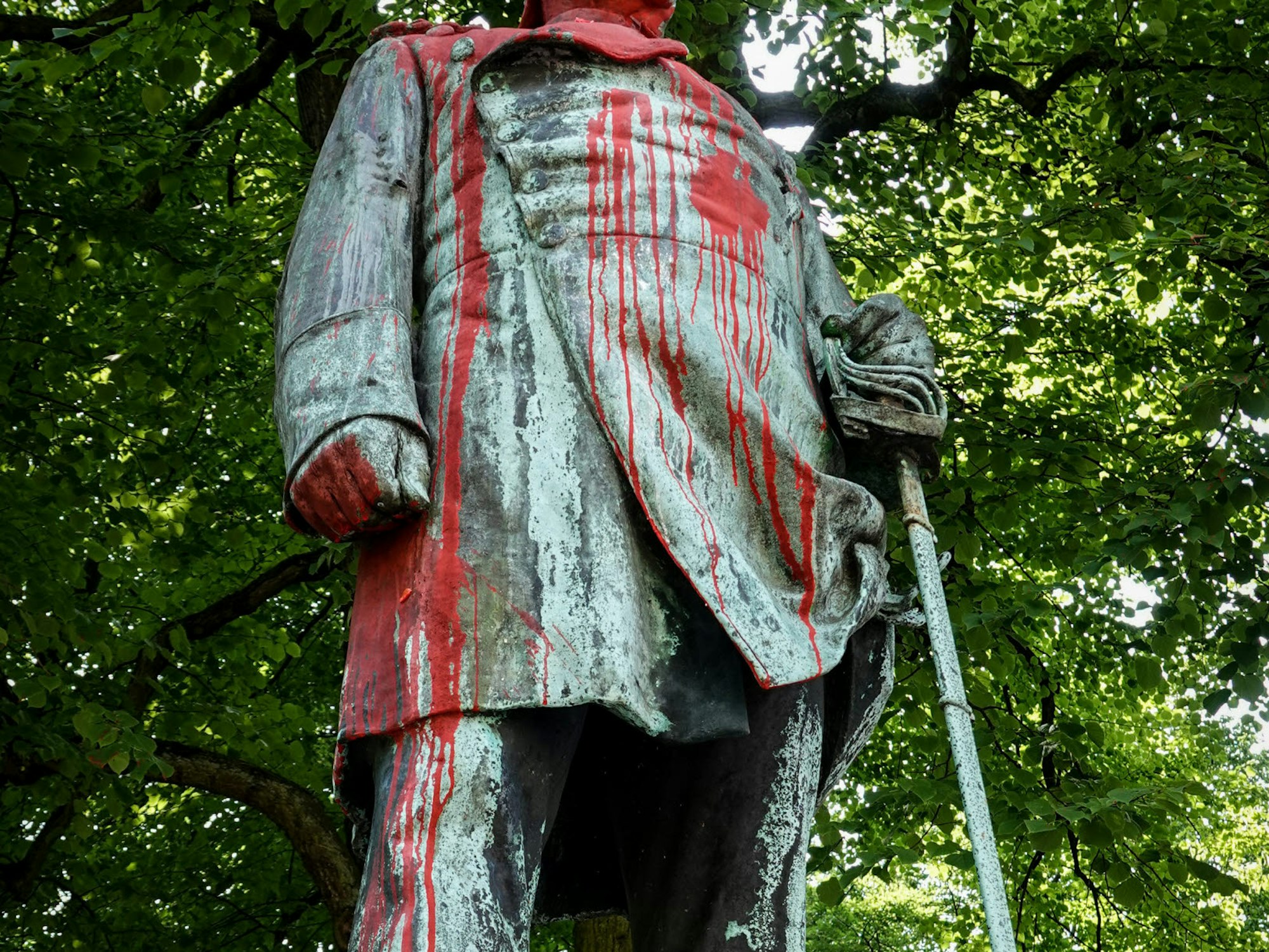 Die beschmierte Bismarck-Statue in Hamburg