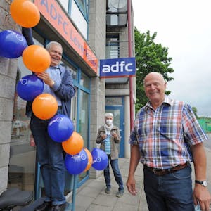 In kräftigen Farben zur Eröffnung dekoriert: Die neue ADFC-Geschäftsstelle in Opladen. Kurt Krefft (Mitte) stellte sie vor.