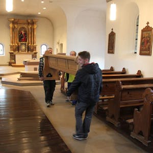 Die Bänke tragen Joachim Schröder (l.) und Tom Weber aus der Pfarrkirche.